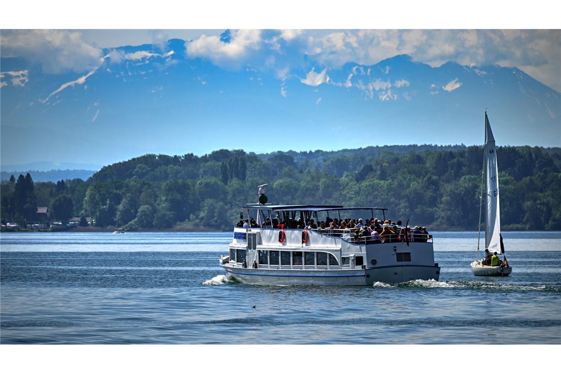 Ein Passagierschiff fährt auf dem Bodensee Richtung Insel Mainau.