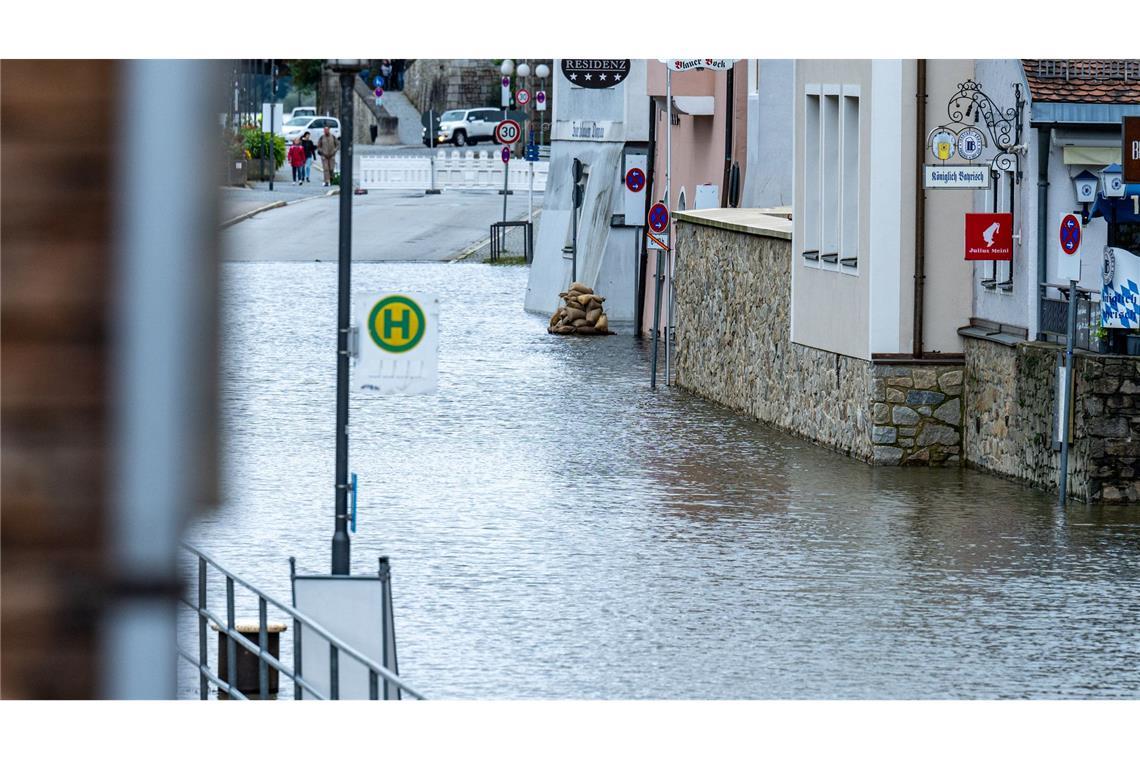 Ein Passau sind Teile der Altstadt vom Hochwasser der Donau überflutet.