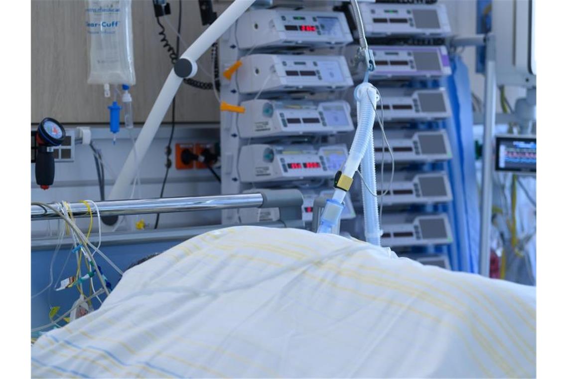 22.268 neue Corona-Infektionen in Deutschland gemeldet Ein Patient ist in der Corona-Intensivstation des Universitätsklinikums Dresden an ein Beatmungsgerät angeschlossen. Foto: Robert Michael/dpa-Zentralbild/dpa