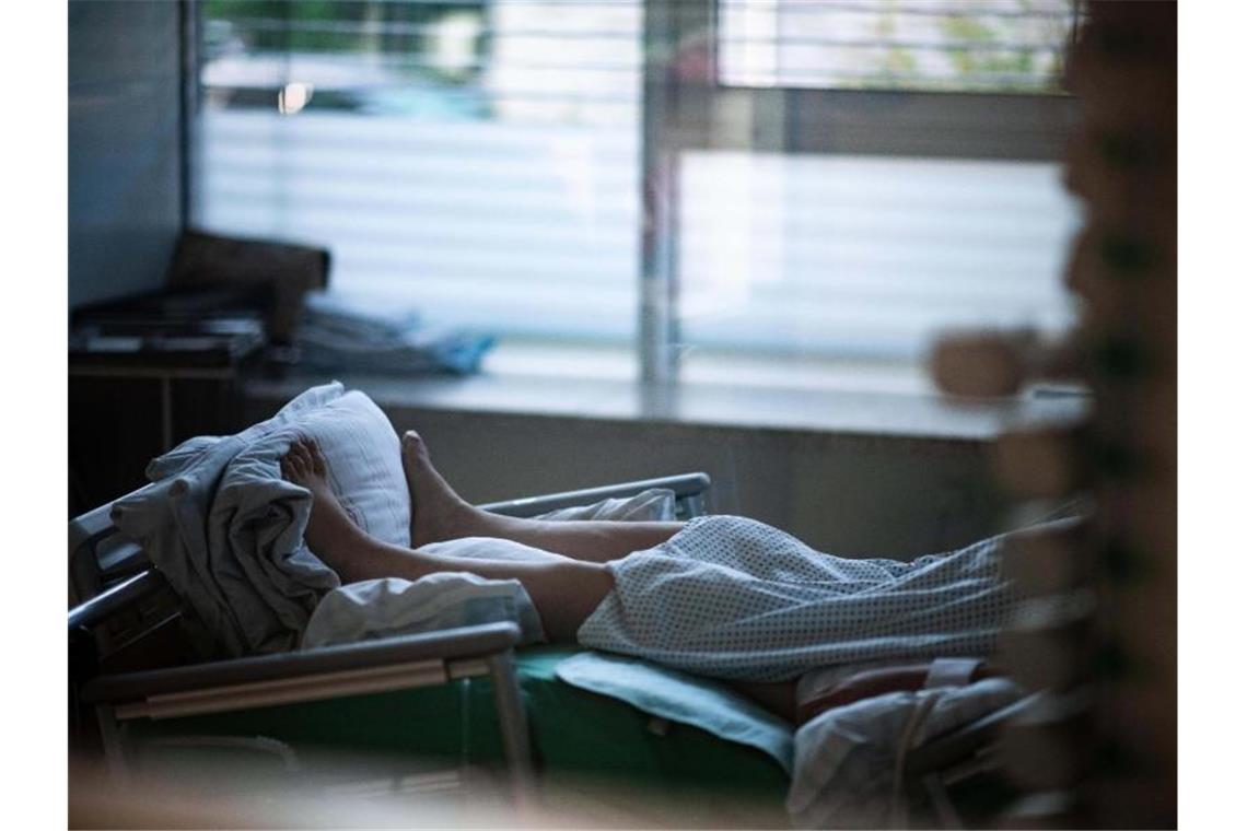 Ein Patient liegt auf einer Intensivstation in einem Zimmer. Foto: Fabian Strauch/dpa/Symbolbild