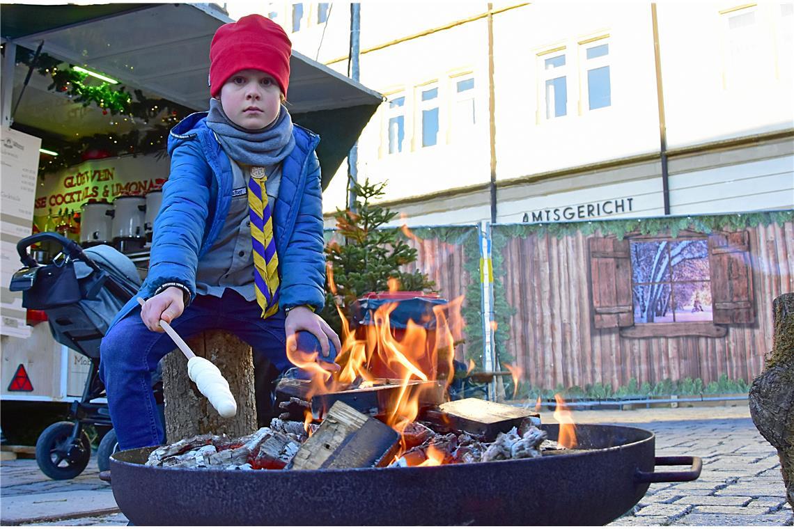 Ein Pfadfinder beim Stockbrotgrillen am Stand der Royal Rangers. 