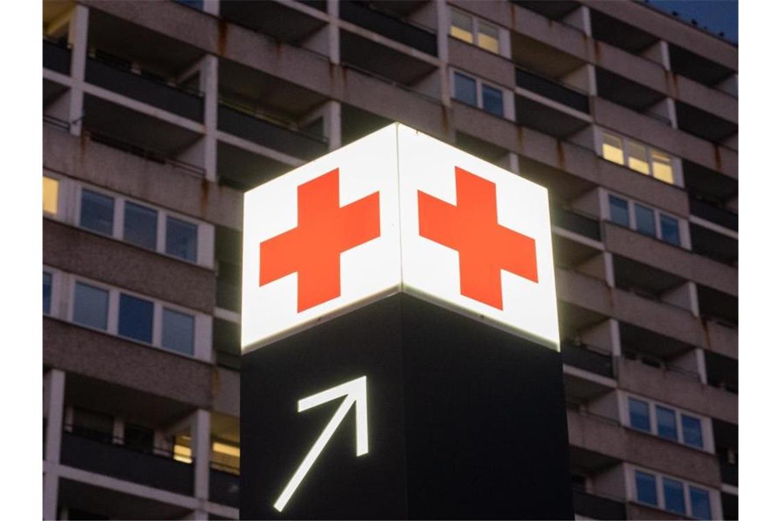 Drei Menschen sterben bei Verkehrsunfall nahe Horb am Neckar Ein Pfeil weist den Weg zur Notaufnahme eines Krankenhauses. Foto: Julian Stratenschulte/dpa/Symbolbild