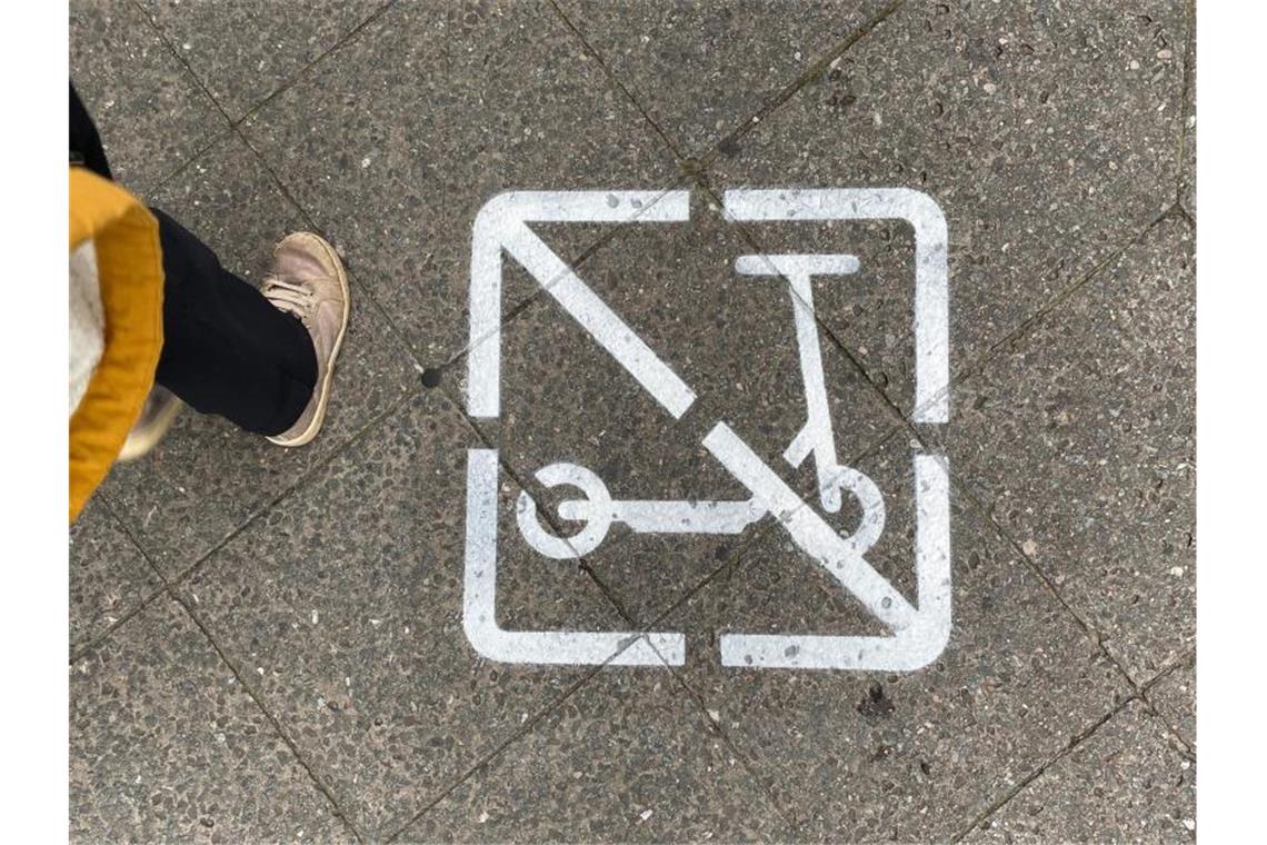 Städtetag will E-Tretroller-Obergrenze Ein Piktogramm auf einem Gehweg zeigt, dass E-Scooter-Fahrer hier nicht fahren und wild parken dürfen. Foto: Paul Zinken/dpa