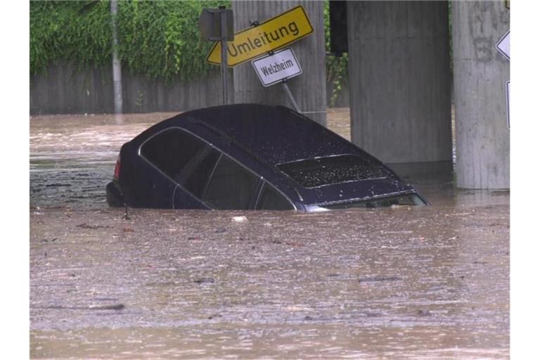 Ein Pkw treibt durch das Hochwasser in einer Unterführung. Foto: Marius Bulling/onw/dpa/Archivbild