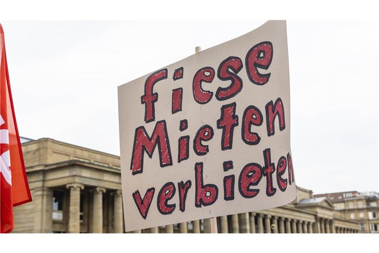 Ein Plakat bei einer Demonstration für bezahlbaren Wohnraum in Stuttgart. (Archivbild)