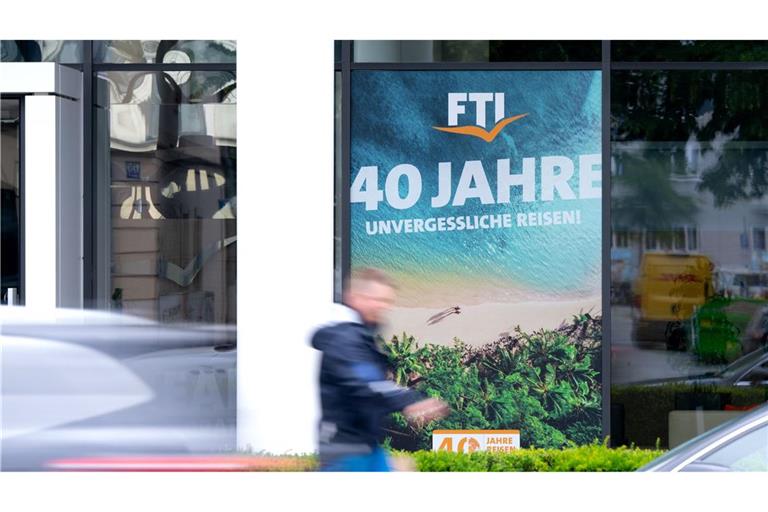 Ein Plakat des Reiseveranstalter FTI (FTI Group) mit der Aufschrift „FTI 40 Jahre unvergessliche Reisen!“ an der Firmenzentrale in München. Der Veranstalter ist pleite (Archivfoto).