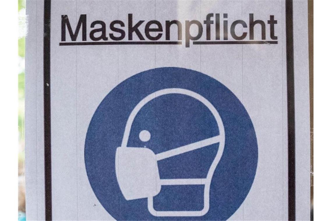 Wirtschaft reagiert mit Unmut auf Lockdown-Fortsetzung Ein Plakat mit der Aufschrift „Maskenpflicht“. Foto: Kay Nietfeld/dpa/Symbolbild