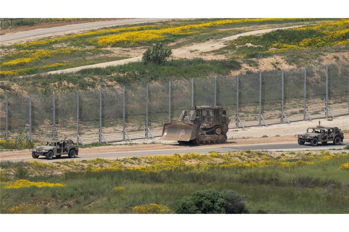 Ein Planierraupe der israelischen Armee ist in der Nähe der Grenze zum Gazastreifen zu sehen: Israel errichtet Berichten zufolge eine Kontrollstation.