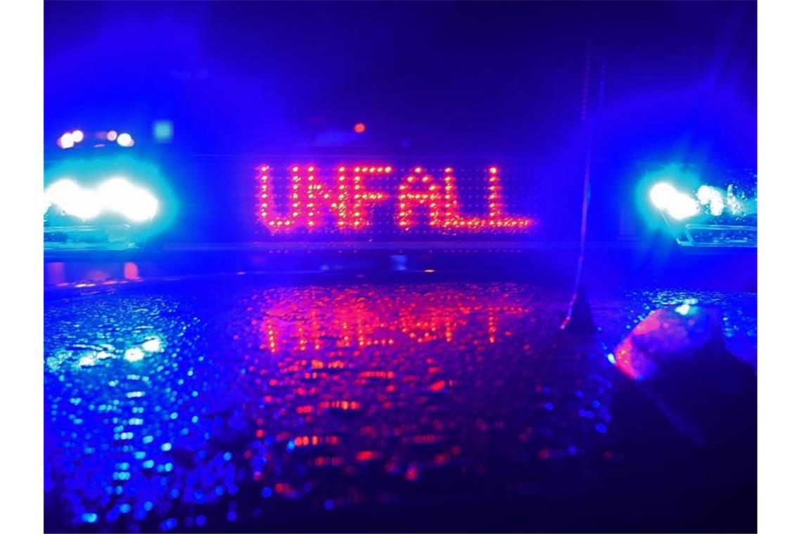 Zwei Auffahrunfälle auf Bundesstraße in Hechingen: Verletzte Ein Polizei Blaulicht bei der Unfallaufnahme. Foto: Stefan Puchner/dpa/Symbolbild