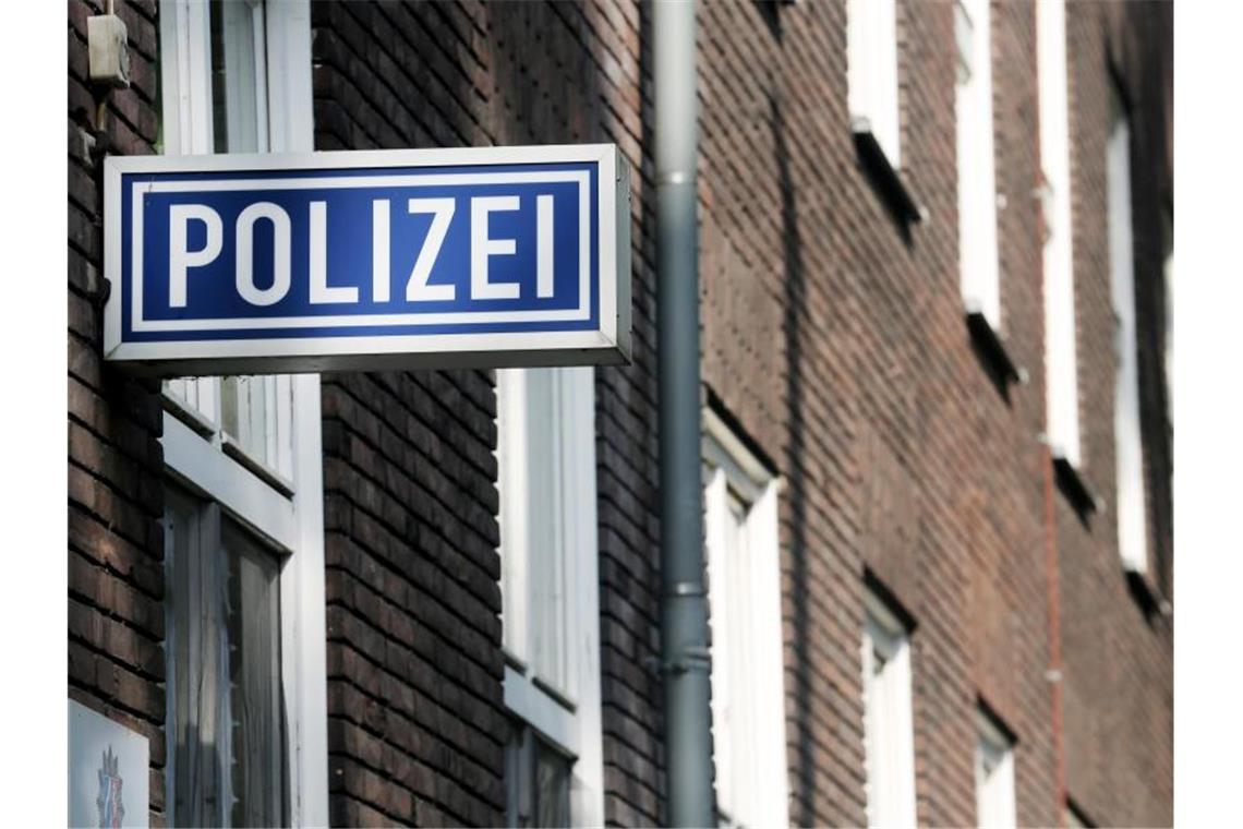 Ein Polizei-Schild hängt an einem Polizeipräsidium. Foto: Roland Weihrauch/dpa/Symbolbild