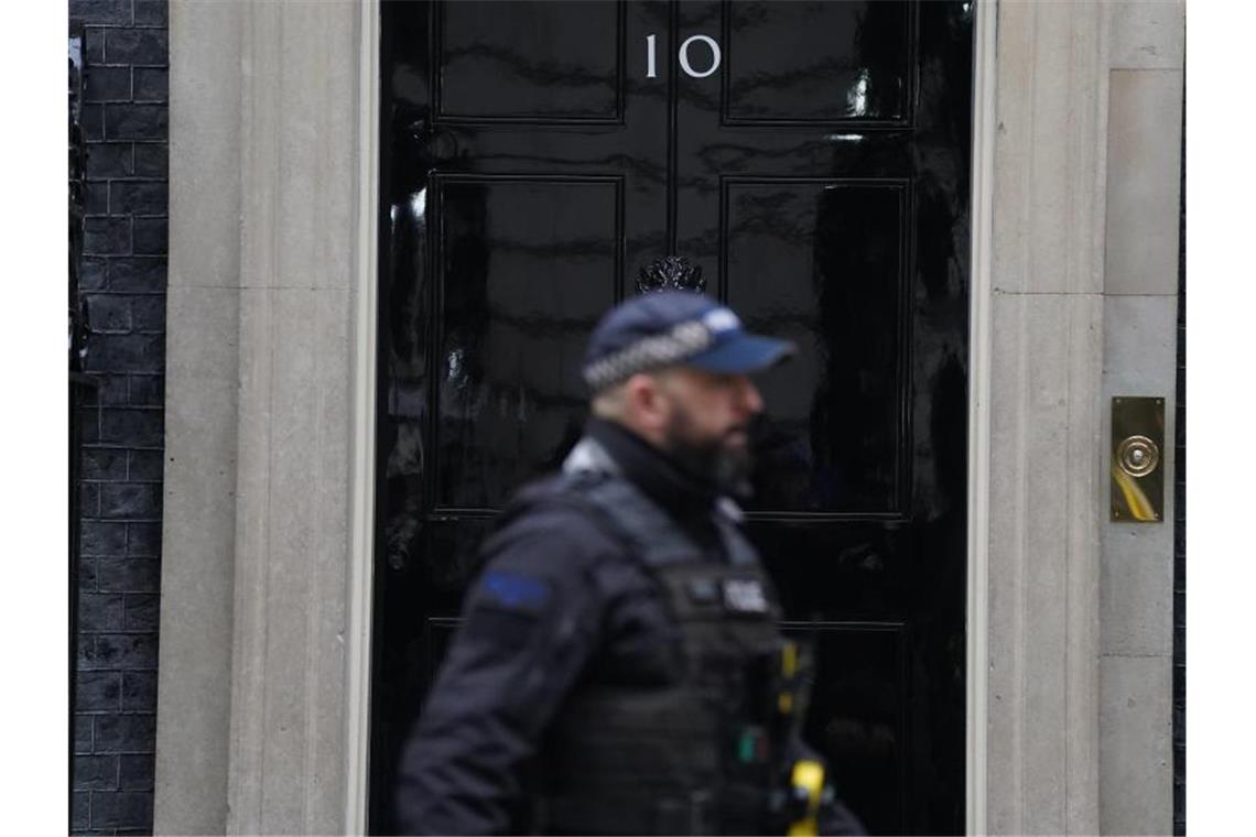 Johnson lässt „Partygate“ abperlen Ein Polizeibeamter in der Downing Street (Symbolfoto). Foto: Stefan Rousseau/PA/AP/dpa