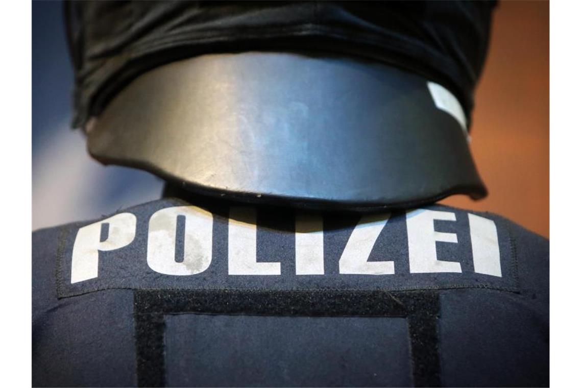 Betrunkener bedroht Lebensgefährtin und löst SEK-Einsatz aus Ein Polizeibeamter in Schutzkleidung. Foto: Fredrik von Erichsen/dpa/Archivbild