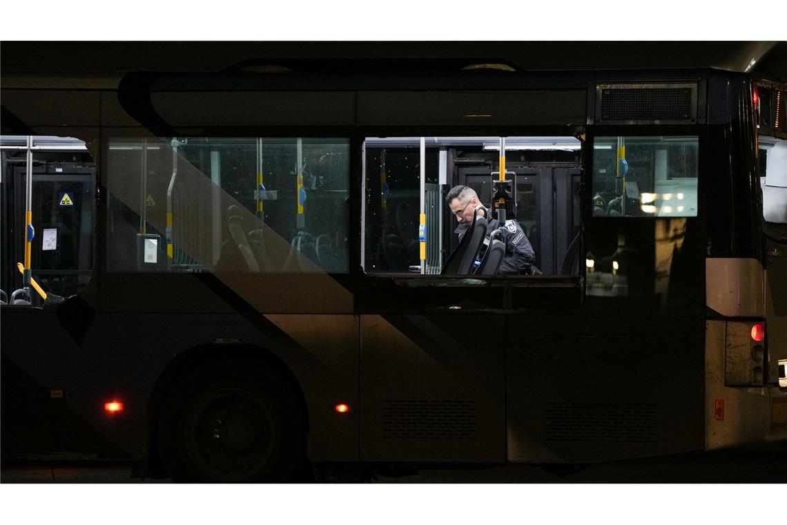 Ein Polizeibeamter inspiziert einen Bus.