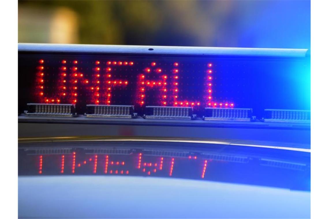 Unfälle durch Glatteis: 23-Jährige stirbt im Enzkreis Ein Polizeifahrzeug an einer Unfallstelle. Foto: Stefan Puchner/dpa/Symbolbild