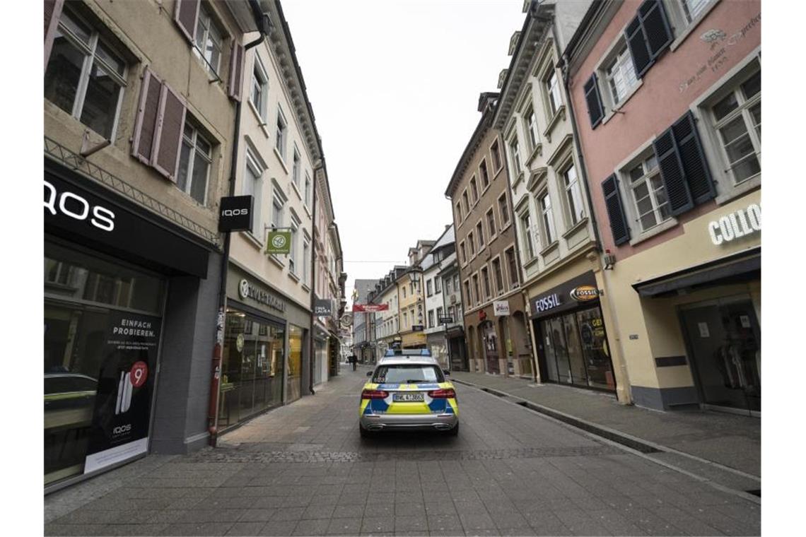 Ein Polizeifahrzeug fährt durch eine Gasse in der Freiburger Innenstadt. Foto: Patrick Seeger/dpa/Archivbild