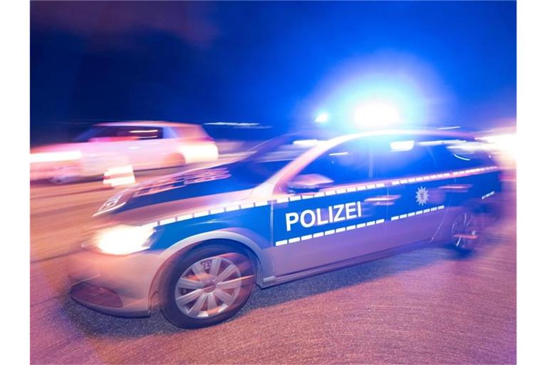 Ein Polizeifahrzeug steht mit Blaulicht auf der Straße. Foto: Patrick Seeger/dpa/Symbolbild