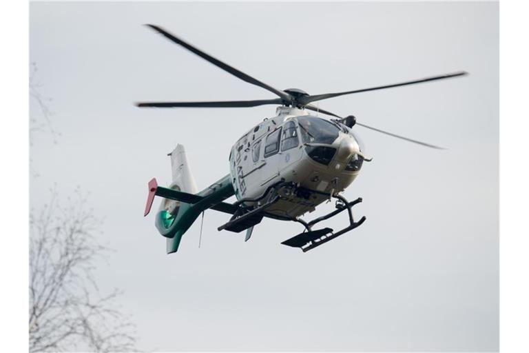 Ein Polizeihubschrauber fliegt während eines Einsatzes durch die Luft. Foto: Armin Weigel/dpa/Symbolbild