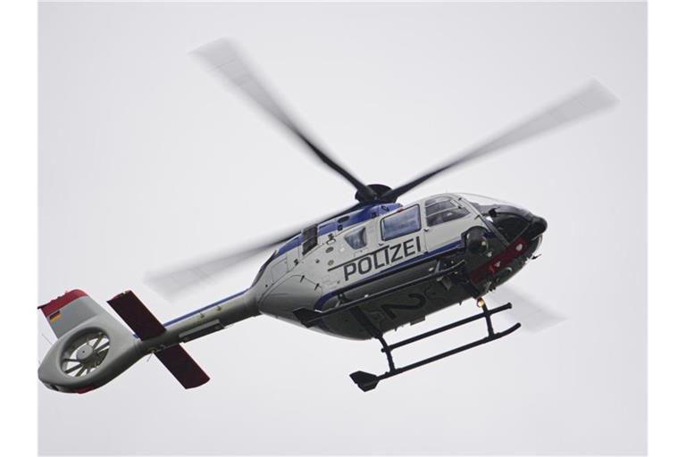 Ein Polizeihubschrauber ist bei einer Suchaktion im Einsatz. Foto: Robert Michael/dpa-Zentralbild/ZB/Symbolbild