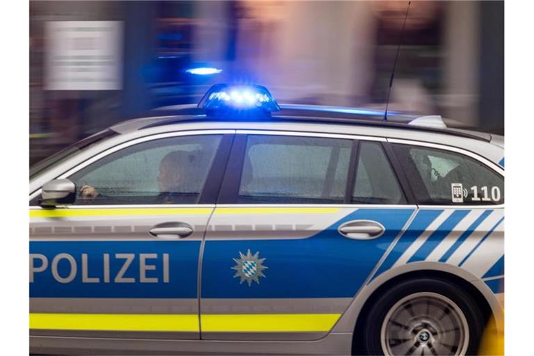 Einsatzfahrt mit Blaulicht: Polizeiwagen fährt Fußgänger an
