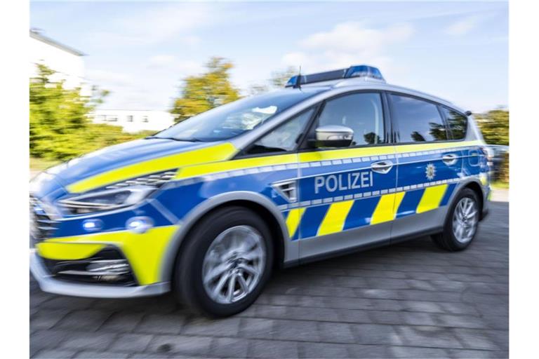 Ein Polizeiwagen fährt mit eingeschaltetem Blaulicht zu einem Einsatz. Foto: David Inderlied/dpa/Illustration