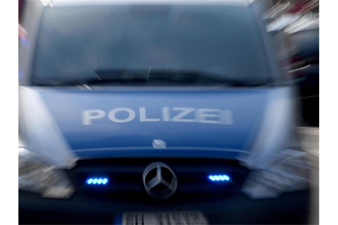 Pedelec-Fahrer bei Zusammenstoß lebensgefährlich verletzt Ein Polizeiwagen ist im Einsatz. Foto: Carsten Rehder/dpa/Symbolbild