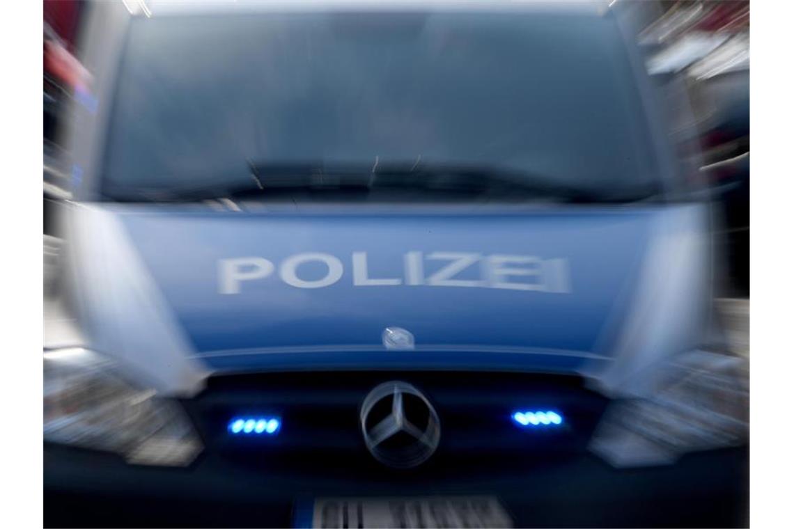 Polizei findet sieben Kilo Marihuana Ein Polizeiwagen mit eingeschaltetem Blaulicht. Foto: Carsten Rehder/dpa/Archivbild