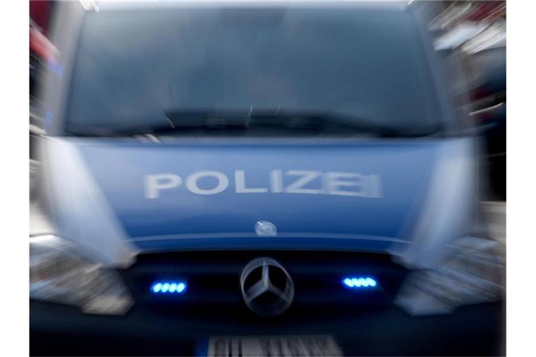 Ein Polizeiwagen mit eingeschaltetem Blaulicht. Foto: Carsten Rehder/dpa/Archivbild