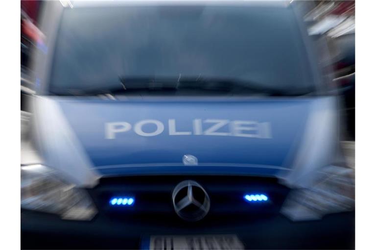 Ein Polizeiwagen mit eingeschaltetem Blaulicht. Foto: Carsten Rehder/dpa/Archivbild