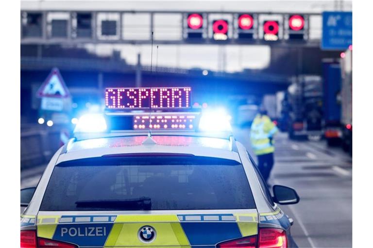 Ein Polizeiwagen steht auf einer gesperrten Autobahn. Foto: David Young/dpa/Symbolbild