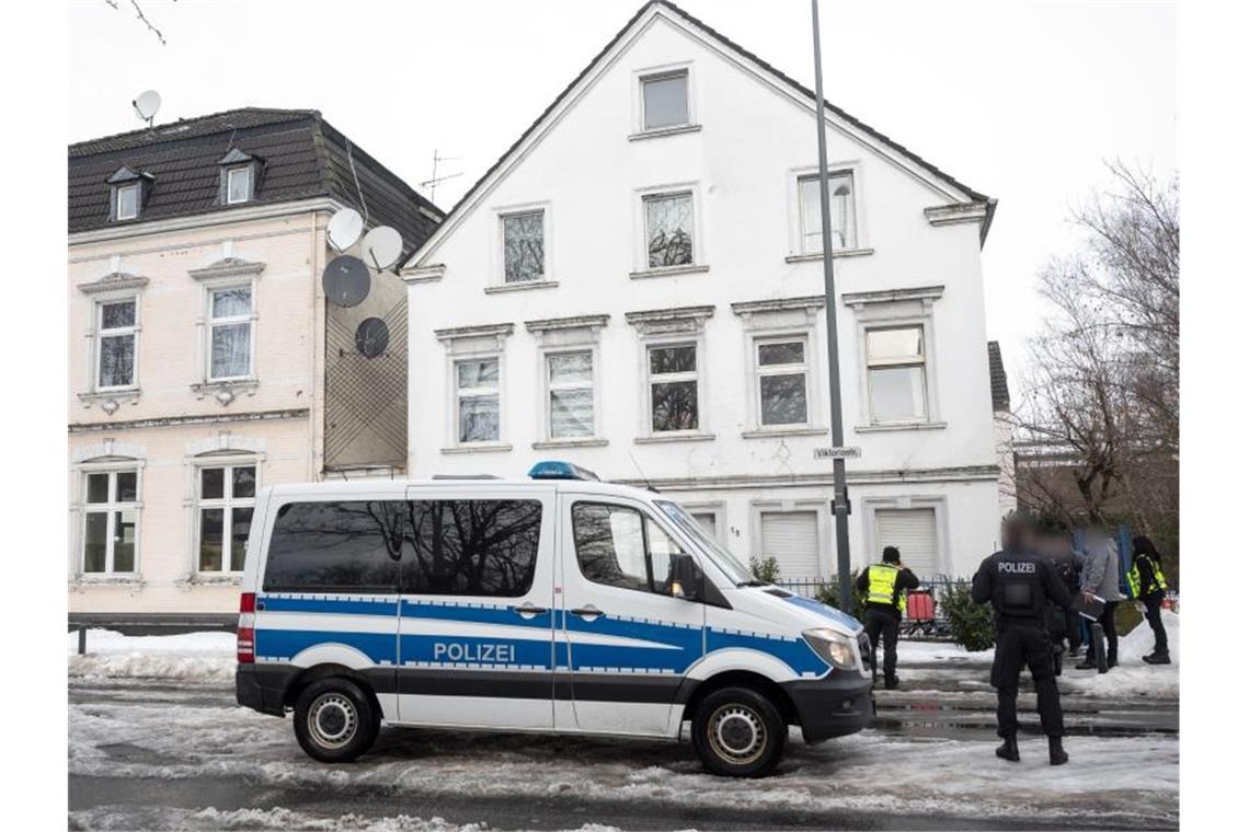 Mutanten-Ausbrüche in Hamm und Osnabrück - Quarantäne Ein Polizeiwagen steht vor einem Haus in der Victoriastraße in Hamm. Foto: Bernd Thissen/dpa