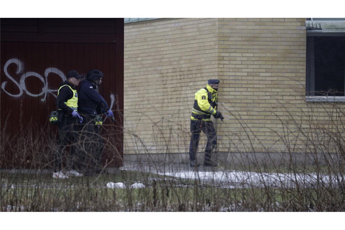 Ein Polizist am Tatort in Örebro. (Archivbild)