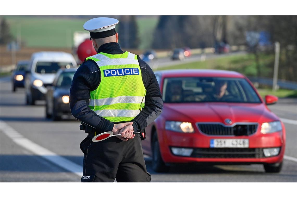 Ein Polizist beobachtet in Tschechien den Verkehr. (Symbolbild)