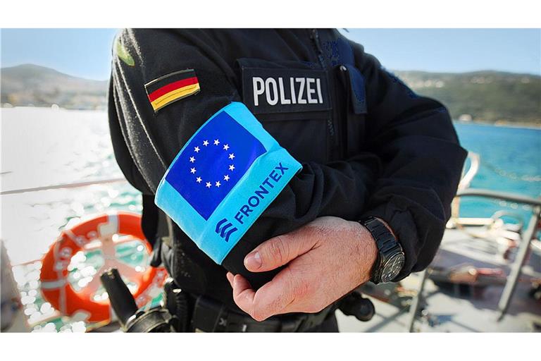 Ein Polizist der Grenzschutzagentur Frontex im Hafen der Insel Samos