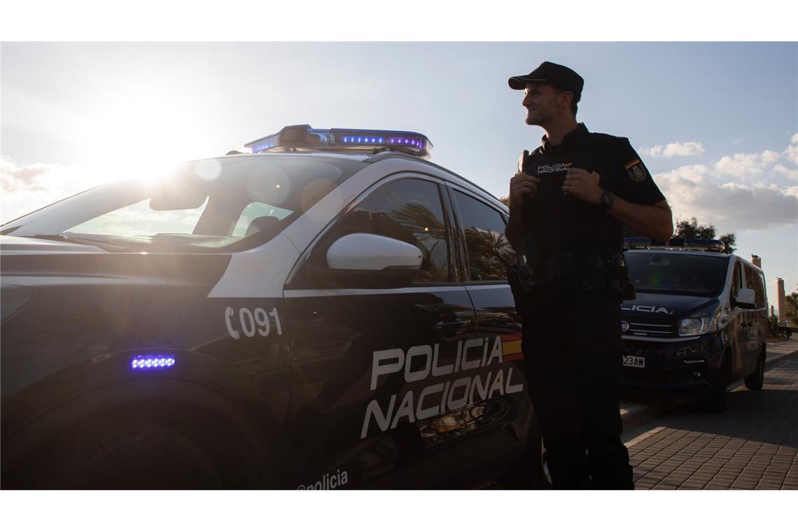 Ein Polizist der spanischen Policia Nacional patroulliert am Strand von El Arenal. In Mallorca wurde ein Deutscher festgenommen, weil er eine Frau heimlich auf der Toilette gefilmt hat (Archivfoto).