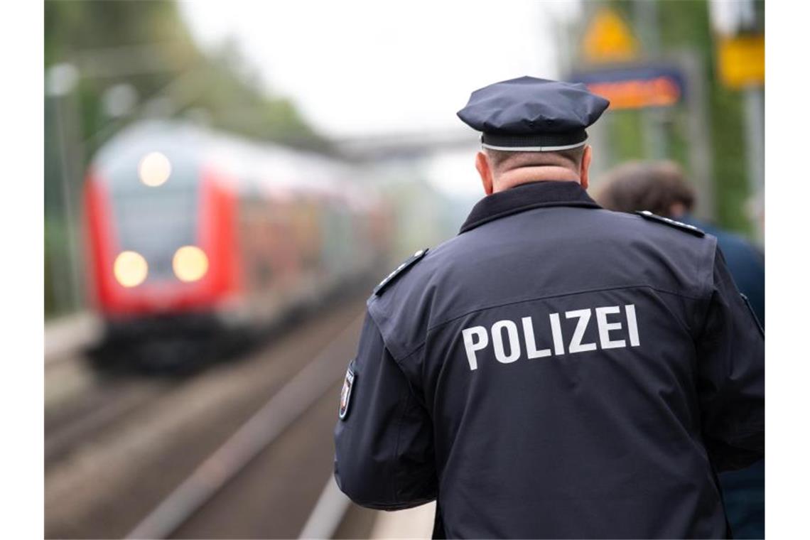 Ein Polizist läuft über einen Bahnsteig. Foto: Jonas Walzberg/dpa/Symbolbild