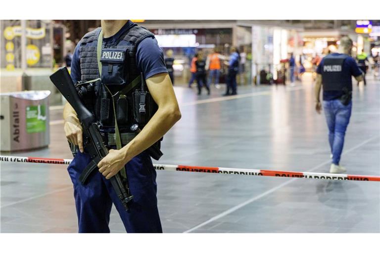 Ein Polizist sichert einen abgesperrten Bereich. Am Frankfurter Hauptbahnhof hat ein Mann einen anderen Mann erschossen.