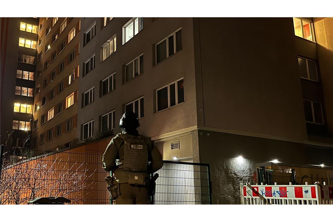 Ein Polizist steht vor dem Studentenwohnheim in Berlin-Friedrichshain, in dem eine Wohnung durchsucht wurde.