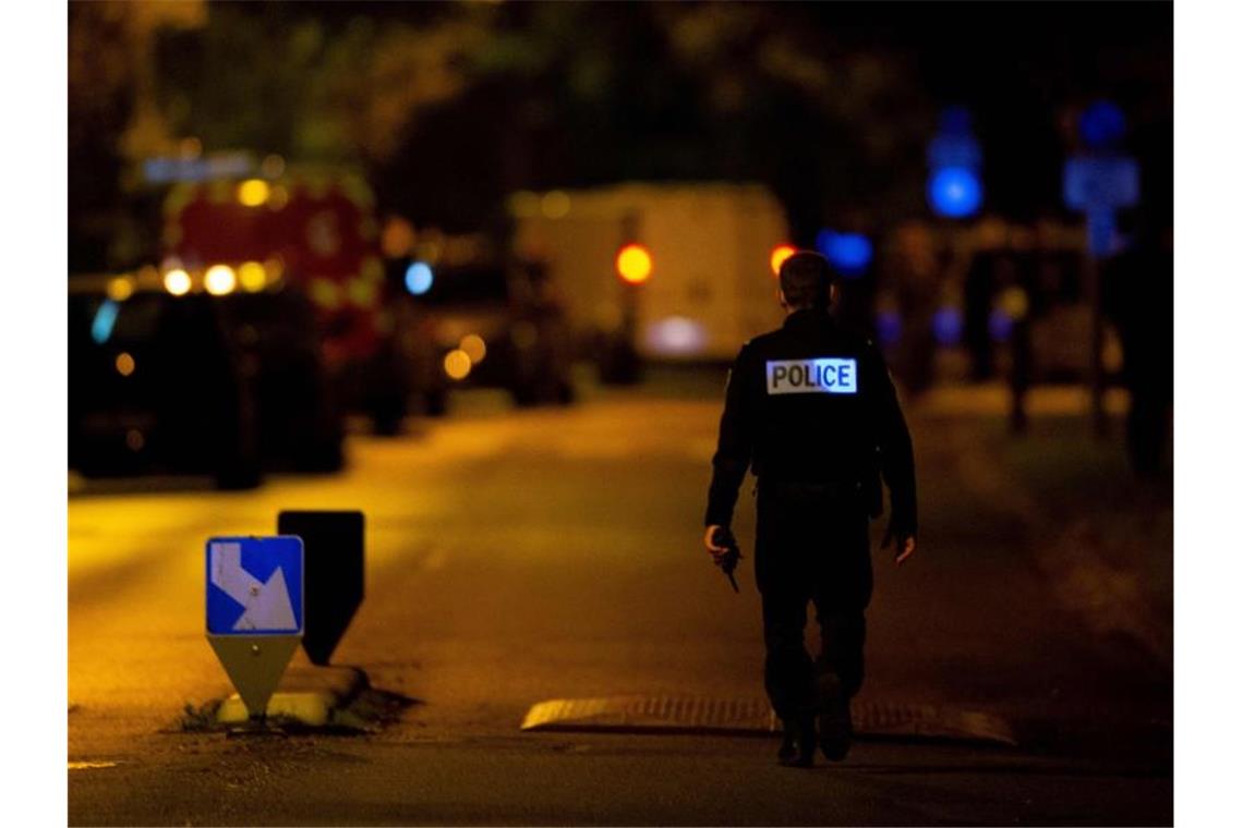 Ein Polizist steht Wache nahe des Tatortes. Frankreich wird seit Jahren von islamistischen Anschlägen erschüttert - dabei starben mehr als 250 Menschen. Foto: Abdulmonam Eassa/AFP/dpa