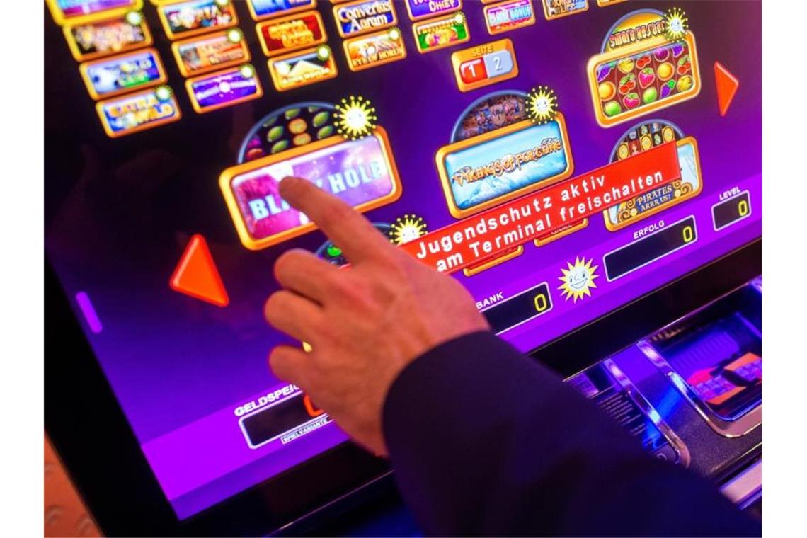 Glücksspiel: Rund 22.400 Spieler neu gesperrt Ein problematisches Glücksspielverhalten haben rund 430.000 Menschen in Deutschland. Foto: Klaus-Dietmar Gabbert/dpa-Zentralbild/dpa