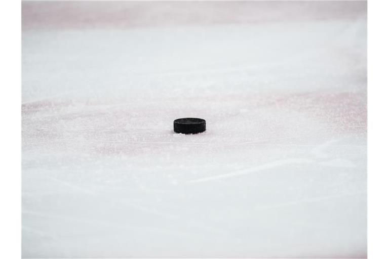 Ein Puck liegt auf dem Eis. Foto: Bernd Thissen/Archivbild