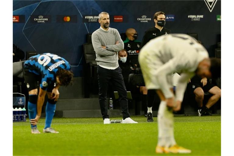 Ein Punkt im Stadion Giuseppe Meazza: Mönchengladbachs Trainer Marco Rose (2.v.r) ist zufrieden. Foto: Cezaro de Luca/dpa