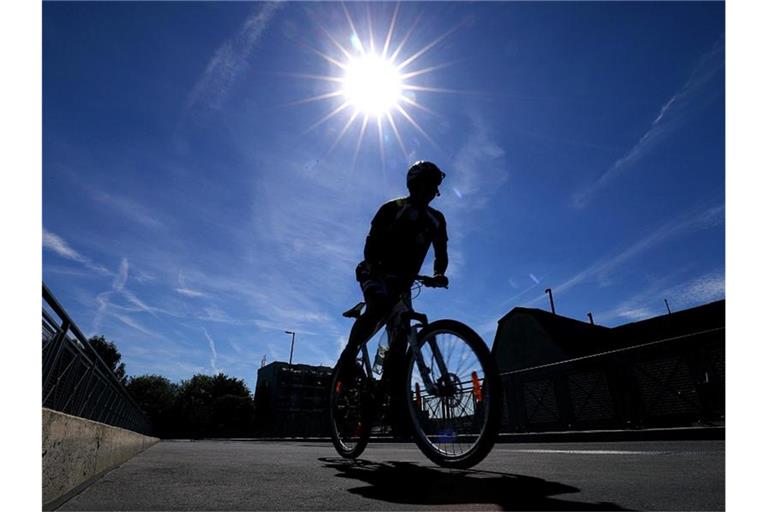 Ein Radfahrer in der Sonne. Foto: Oliver Berg/Archivbild