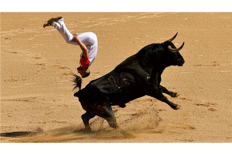 Ein "Recortador" springt über einen Stier während des Sanfermines-Festes in Pamplona