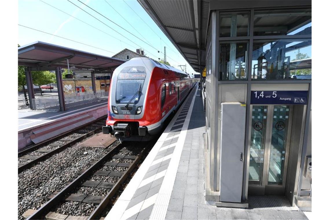 Bahnhöfe sollen attraktiver werden Ein Regionalzug der Deutschen Bahn fährt im Bahnhof von Biblis an einem Gleis ein. Foto: Arne Dedert/dpa/Symbolbild