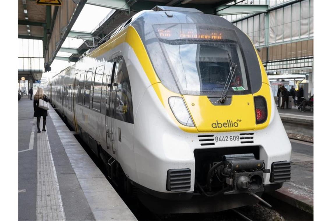 Ein Regionalzug, der von der Firma Abellio betrieben wird, steht im Hauptbahnhof. Foto: Bernd Weißbrod/dpa/Symbolbild