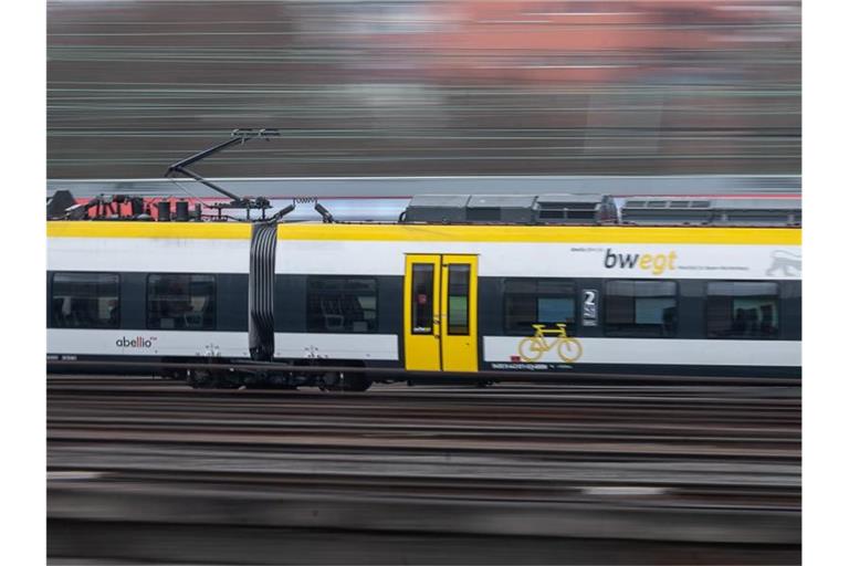 Ein Regionalzug des privaten Bahnbetreibers Abellio fährt vor dem Stuttgarter Hauptbahnhof. Foto: Sebastian Gollnow/dpa/archivbild