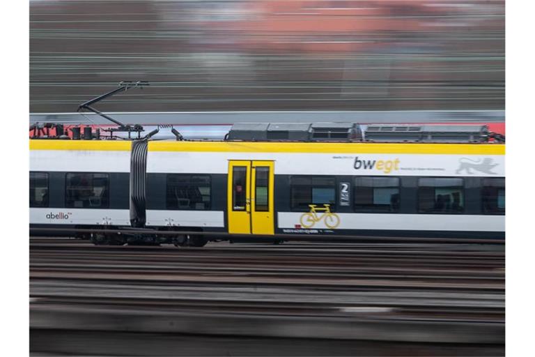 Ein Regionalzug des privaten Bahnbetreibers Abellio fährt vor dem Stuttgarter Hauptbahnhof. Foto: Sebastian Gollnow/dpa/Archiv