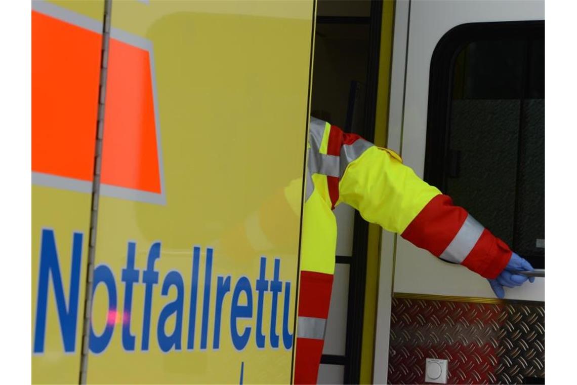 Auto überschlägt sich auf A6: Fahrerin schwer verletzt Ein Rettungsassistent steigt in einen Rettungswagen. Foto: Jens Kalaene/zb/dpa
