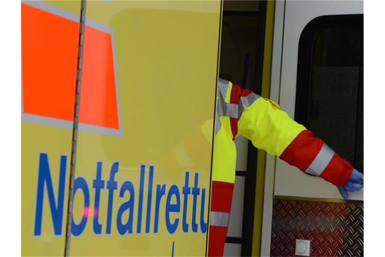 Ein Rettungsassistent steigt in einen Rettungswagen. Foto: Jens Kalaene/zb/dpa/Symbolbild