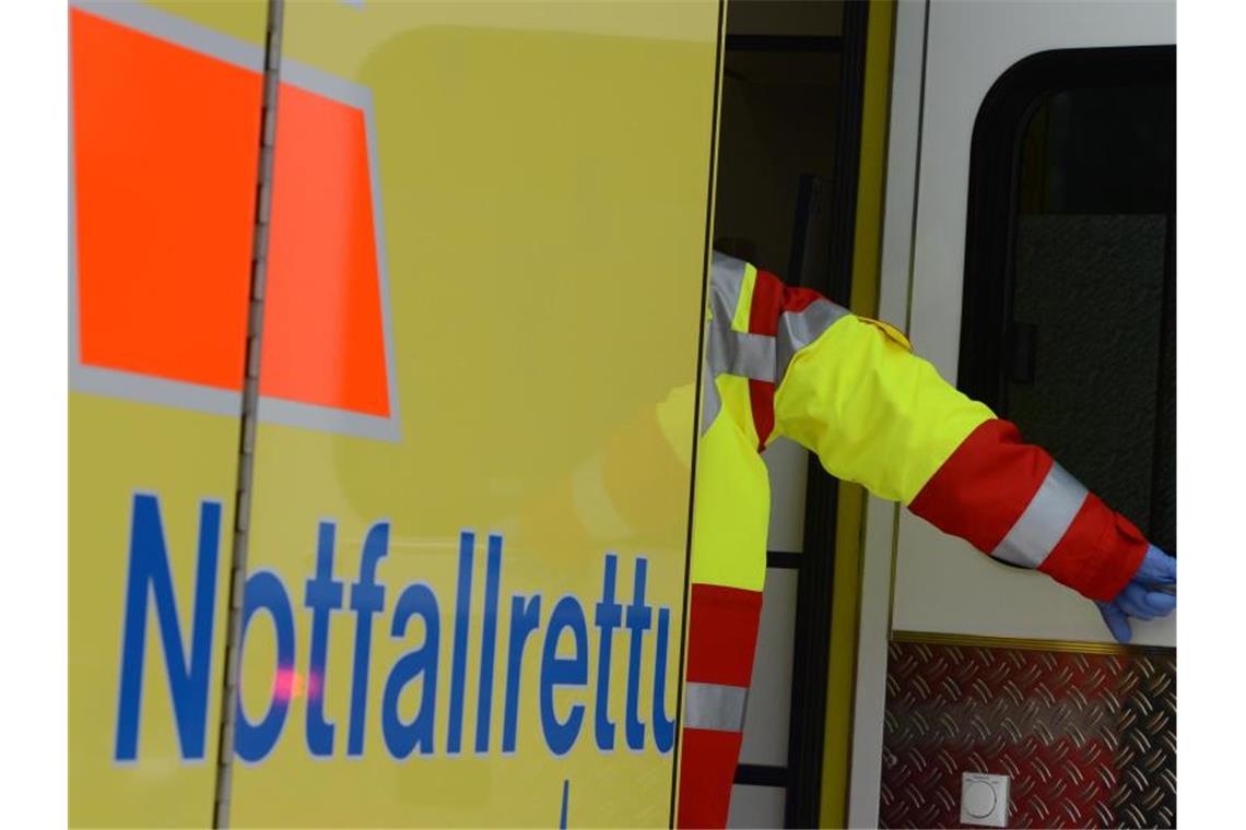 Ein Rettungsassistent steigt in einen Rettungswagen. Foto: Jens Kalaene/zb/dpa/Symbolbild